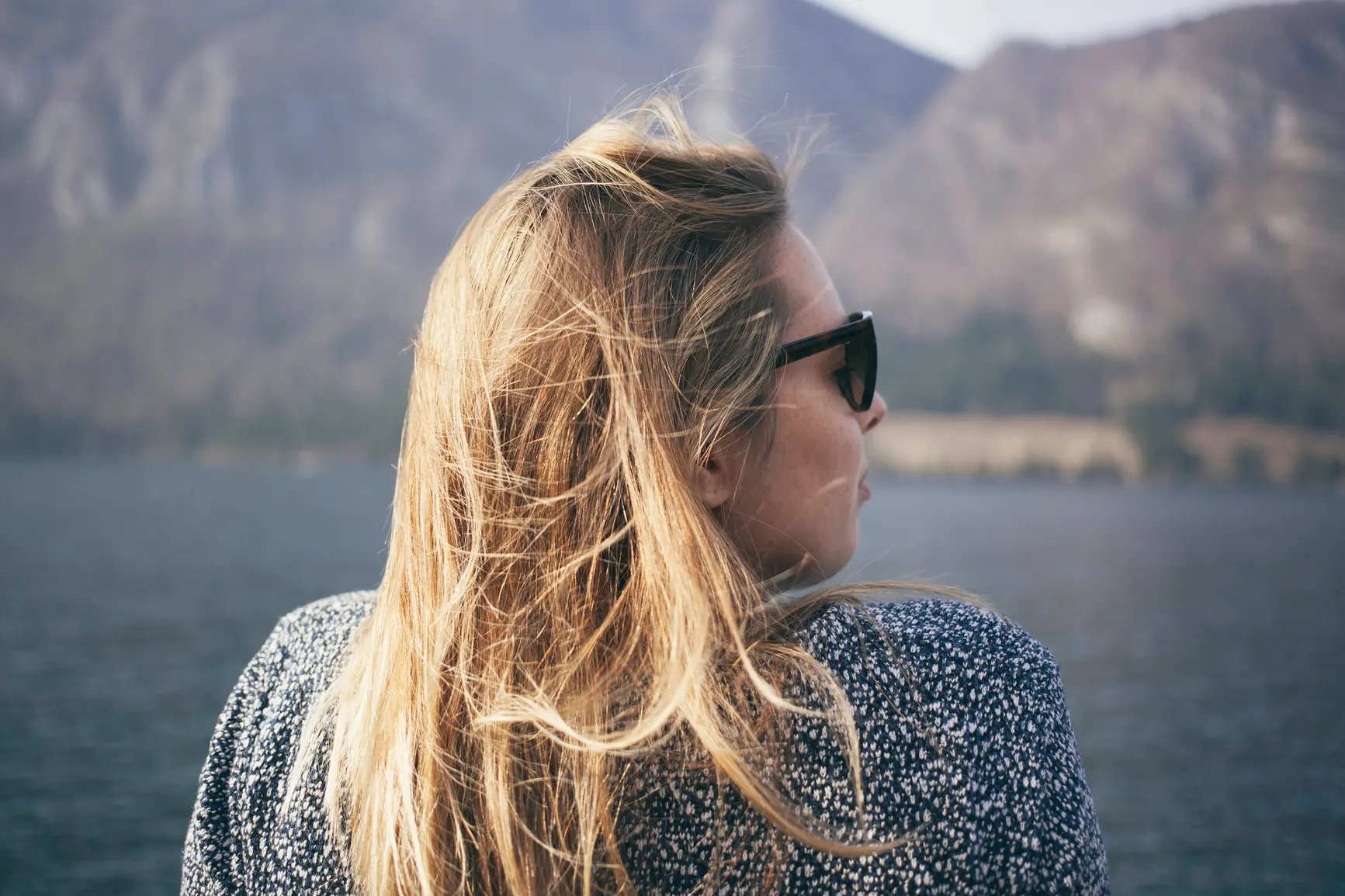 Frau vor See-Kulisse
