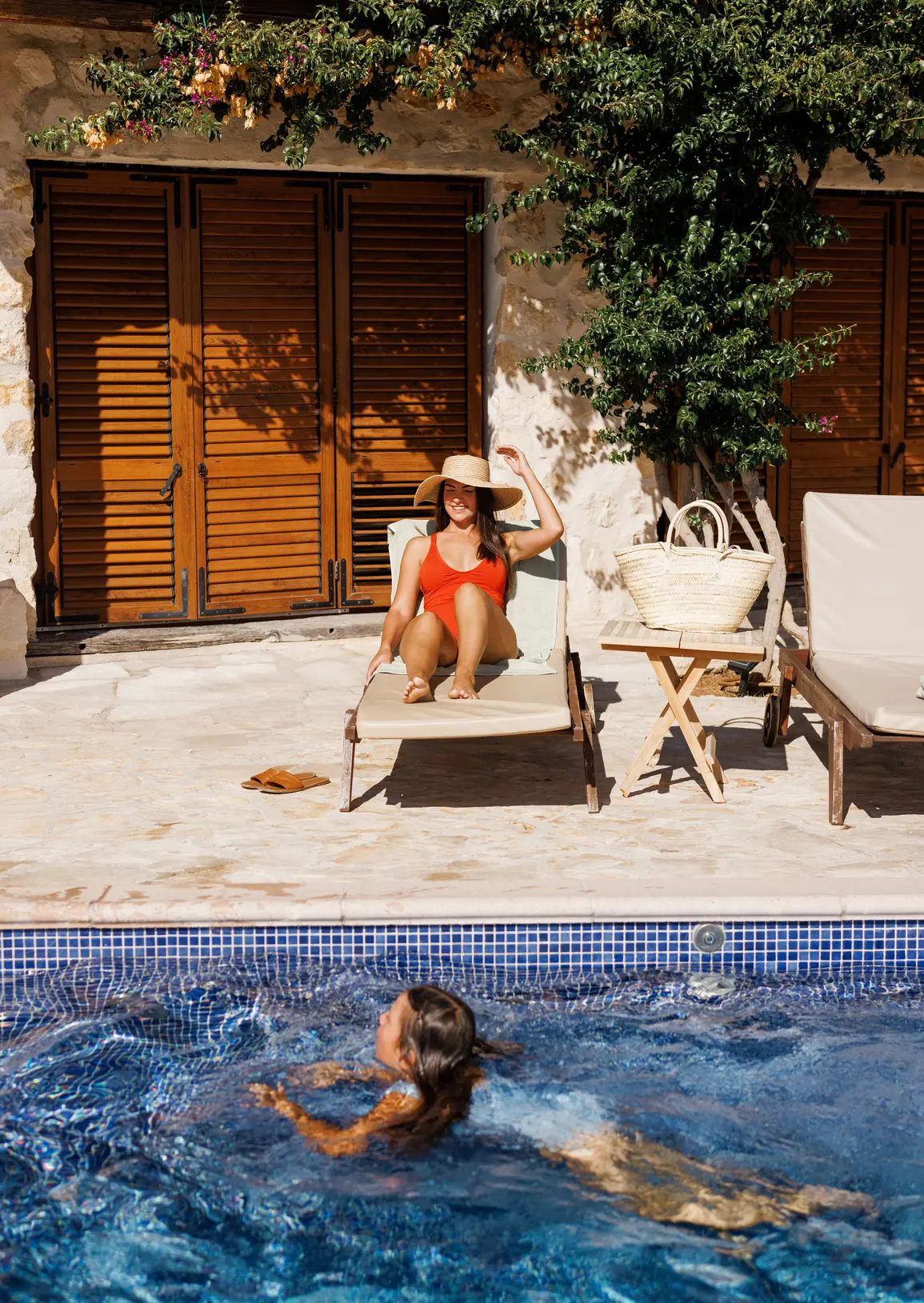 Mutter und Tochter am Pool
