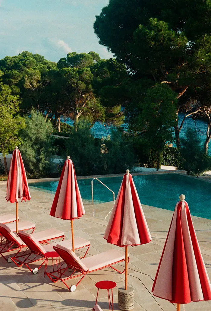Pool mit Liegen im Grünen
