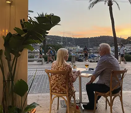 Pärchen in spanischer Bar